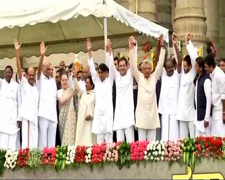 Mayawati, Akhilesh sharing stage at a swearing in ceremony for 1st time with Sonia, Rahul, Mayawati for photo. Kumaraswamy swearing-in,hd kumaraswamy swearing-in ceremony,Kumaraswamy,HD Kumaraswamy,sonia gandhi,Rahul Gandhi,Mamata Banerjee,Pinarayi Vijayan,Chandrababu Naidu,Arvind Kejriwal