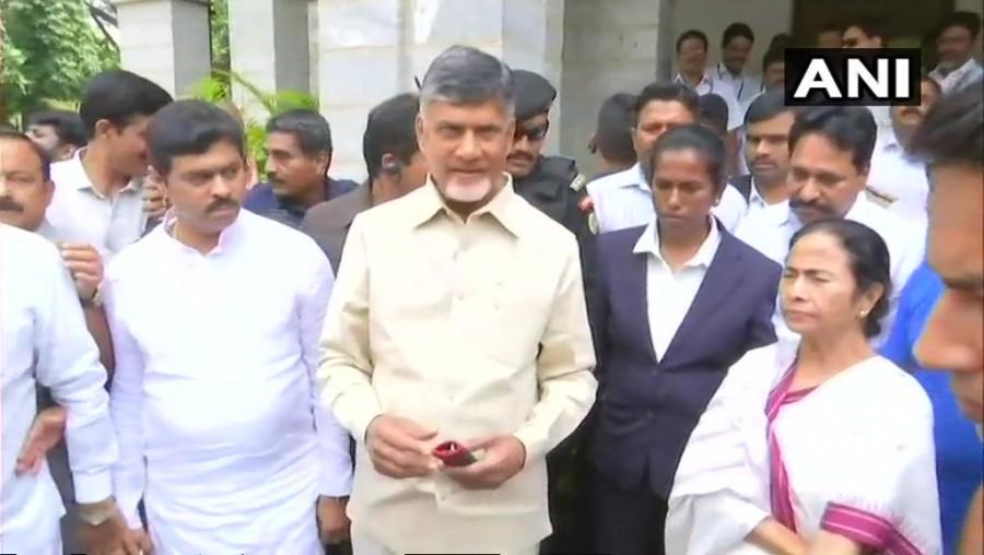 West Bengal's Mamata Banerjee, Andhra Pradesh's Chandrababu arrive at Kumaraswamy swearing-in. Kumaraswamy swearing-in,hd kumaraswamy swearing-in ceremony,Kumaraswamy,HD Kumaraswamy,sonia gandhi,Rahul Gandhi,Mamata Banerjee,Pinarayi Vijayan,Chandrababu Naidu,Arvind Kejriwal