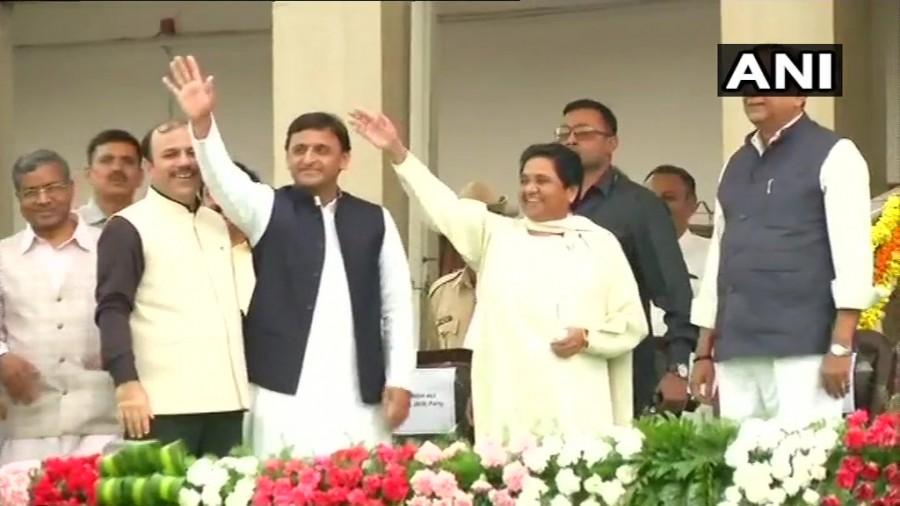 Mayawati and Akhilesh Yadav at Vidhana Soudha ahead of Kumaraswamy swearing-in ceremony. Kumaraswamy swearing-in,hd kumaraswamy swearing-in ceremony,Kumaraswamy,HD Kumaraswamy,sonia gandhi,Rahul Gandhi,Mamata Banerjee,Pinarayi Vijayan,Chandrababu Naidu,Arvind Kejriwal