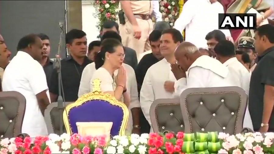 Rahul Gandhi and Sonia Gandhi arrive at Vidhana Soudha for HD Kumaraswamy and G.Parameshwara's swearing in as Chief Minister and Deputy Chief Minister respectively. Kumaraswamy swearing-in,hd kumaraswamy swearing-in ceremony,Kumaraswamy,HD Kumaraswamy,sonia gandhi,Rahul Gandhi,Mamata Banerjee,Pinarayi Vijayan,Chandrababu Naidu,Arvind Kejriwal