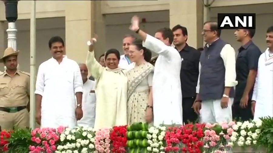 Rahul Gandhi and Sonia Gandhi meet BSP chief Mayawati at Vidhana Soudha. Kumaraswamy swearing-in,hd kumaraswamy swearing-in ceremony,Kumaraswamy,HD Kumaraswamy,sonia gandhi,Rahul Gandhi,Mamata Banerjee,Pinarayi Vijayan,Chandrababu Naidu,Arvind Kejriwal