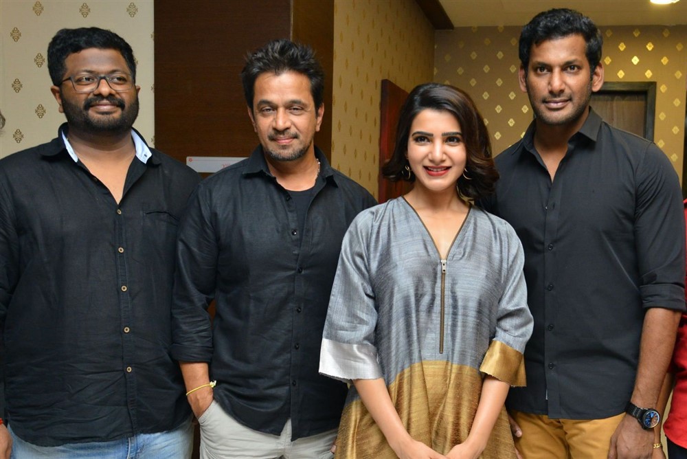 PS Mithran, Arjun, Samantha and Vishal pose for the cameras during Abhimanyudu press meet. Vishal,Arjun,Samantha,PS Mithran,Ramana,Hari Gujjalapudi,Abhimanyudu press meet,Abhimanyudu press meet pics,Abhimanyudu press meet images,Abhimanyudu press meet stills,Abhimanyudu press meet photos