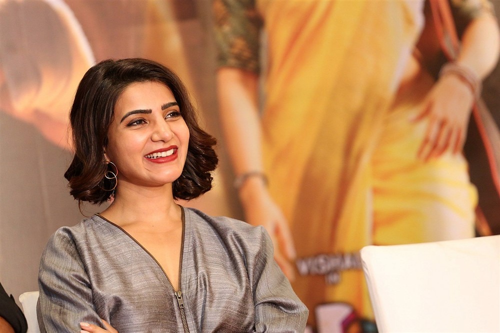 Actress Samantha is all smiles as she arrives at Abhimanyudu press meet. Vishal,Arjun,Samantha,PS Mithran,Ramana,Hari Gujjalapudi,Abhimanyudu press meet,Abhimanyudu press meet pics,Abhimanyudu press meet images,Abhimanyudu press meet stills,Abhimanyudu press meet photos