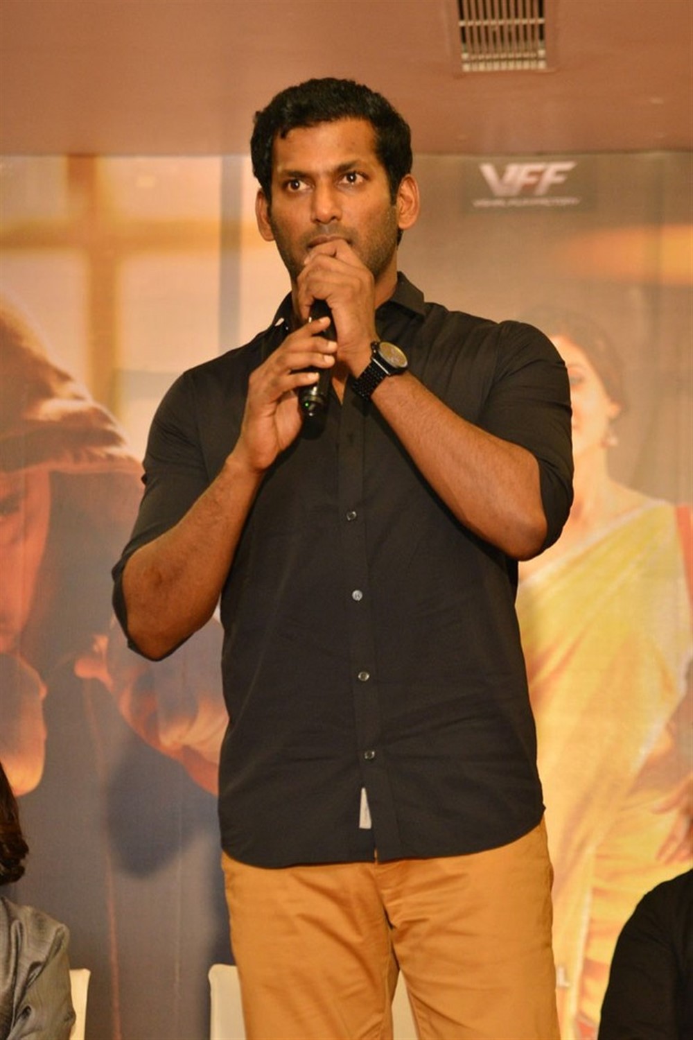 Actor Vishal interacts with media during Abhimanyudu press meet. Vishal,Arjun,Samantha,PS Mithran,Ramana,Hari Gujjalapudi,Abhimanyudu press meet,Abhimanyudu press meet pics,Abhimanyudu press meet images,Abhimanyudu press meet stills,Abhimanyudu press meet photos