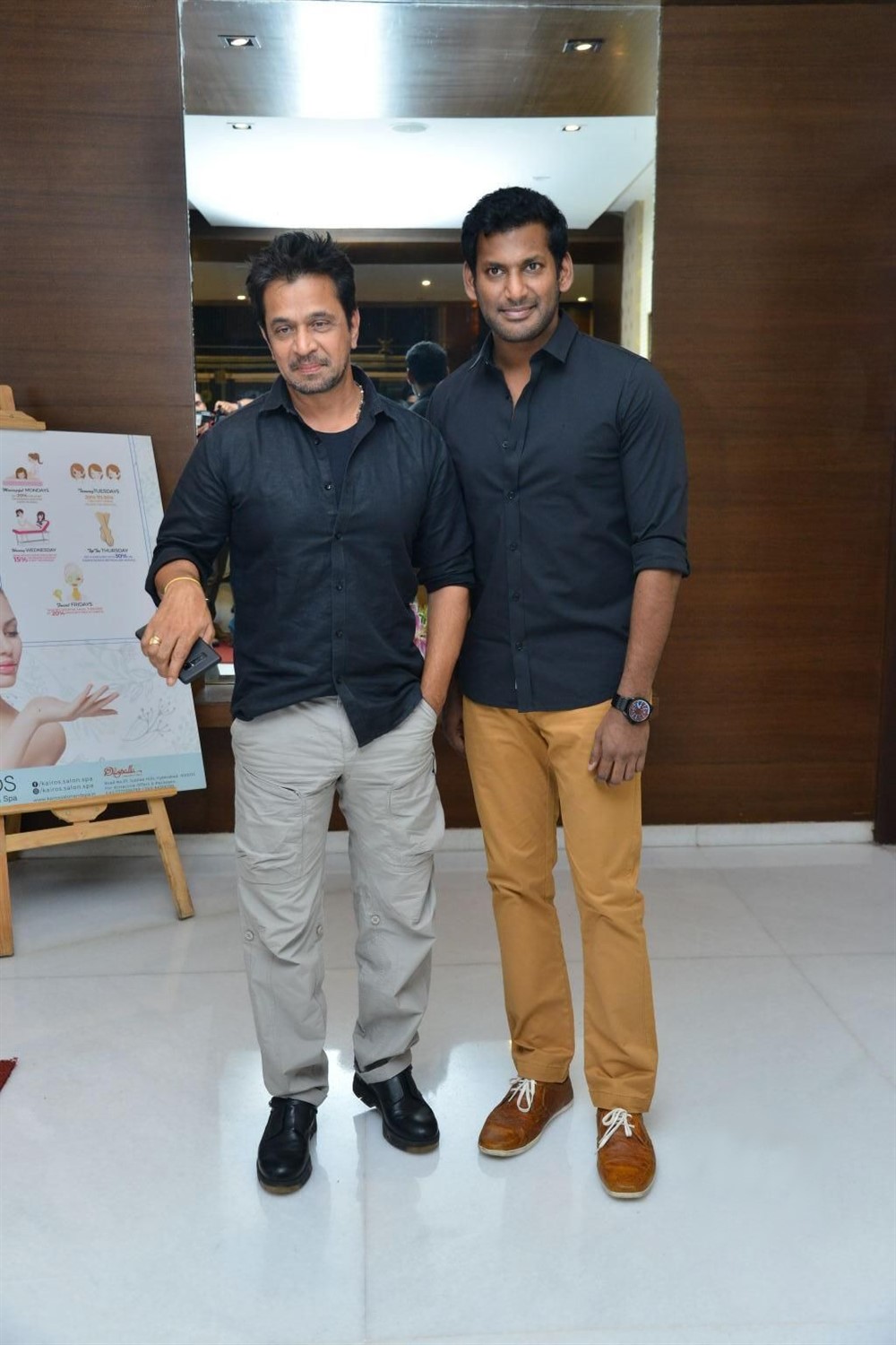 Arjun and Vishal pose together during Abhimanyudu press meet. Vishal,Arjun,Samantha,PS Mithran,Ramana,Hari Gujjalapudi,Abhimanyudu press meet,Abhimanyudu press meet pics,Abhimanyudu press meet images,Abhimanyudu press meet stills,Abhimanyudu press meet photos