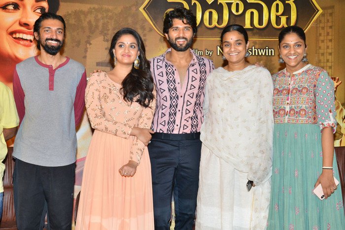 Celebs like Keerthy Suresh, Vijay Devarakonda, Swapna Dutt, Priyanka Dutt, Nag Ashwin, Sai Madhav Burra and others graced the event. Keerthy Suresh,Vijay Devarakonda,Vijay Devarakonda,Swapna Dutt,Priyanka Dutt,Mahanati success meet,Mahanati success meet pics,Mahanati success meet images,Mahanati success meet stills,Mahanati success meet photos