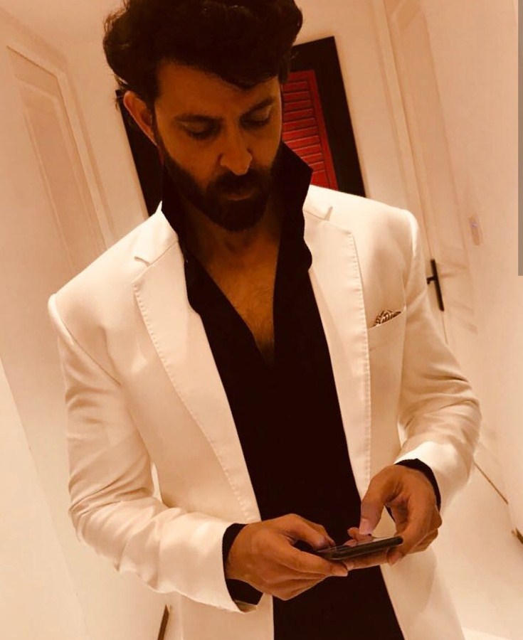 Making the ladies drools over his suave appearance, Hrithik Roshan made a stylish entry. GQ Best Dressed party,Hrithik Roshan,actor Hrithik Roshan,Hrithik Roshan sexy look,celebs at GQ Best Dressed party,GQ Best Dressed party pics,GQ Best Dressed party images