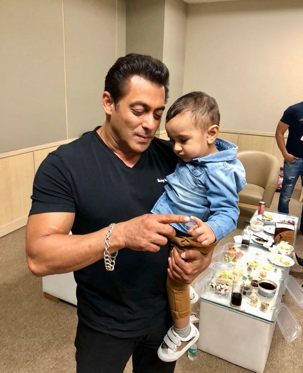 Salman Khan plays with Irfan Pathan's son Imran is the cutest thing on the Internet. Actor Salman was present at the IPL 2018 finale at the Wankhede Stadium in Mumbai, along with his power-packed Race 3 team. Irfan Pathan's son Imran Pathan is seen playing with the actor's and looks cute, while father Irfan stands at a distance. Race 3 actor Salman also shared space at commentary box with Irfan Pathan. Check out the Adorable picture of Salman Khan with Irfan Pathan's son. Salman Khan,actor Salman Khan,Salman Khan with Irfan Pathan son,Salman Khan with Imran,Salman Khan at IPL,Salman Khan at IPL final,Salman Khan at IPL 2018,IPL 2018