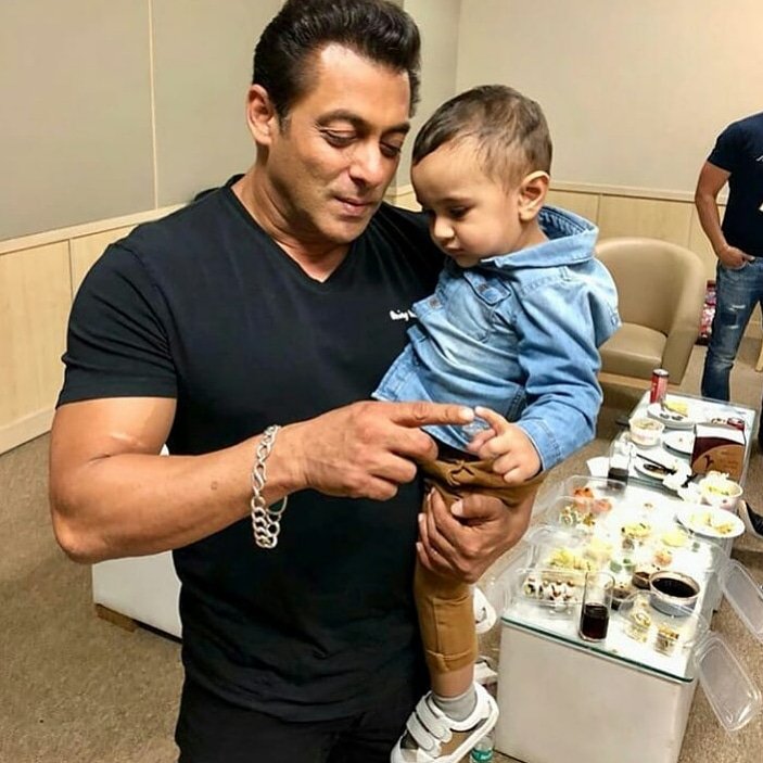 Check out the Adorable image of Salman Khan with Irfan Pathan's son. Salman Khan,actor Salman Khan,Salman Khan with Irfan Pathan son,Salman Khan with Imran,Salman Khan at IPL,Salman Khan at IPL final,Salman Khan at IPL 2018,IPL 2018