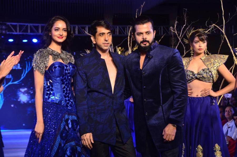 India's Garden City – Bangalore’s two day fashion gala – Bangalore Times Fashion Week 2018 fulfilled on a glamorous note. The two day fashion extravaganza saw the best of fashionistas and designers put forward their breathtaking silhouettes, talent and powerful meanings. Bangalore’s biggest fashion meet saw the crème de la crème of the industry come together. Among the headliners, renowned designer and talent at par, Rina Dhaka showcased her endearing collection wrapped with the message of peace and actuality. Downed in ivory and white with exquisite detailing, the ensemble was attributed to the cause of women empowerment. Actress Ruhi Singh ruled the ramp as she walked the ramp as the shows-topper of the meaningful fashion walk. The fashion gala that started on a powerful message concluded with a glittering show. Cricketer Sreesanth,Sreesanth,Kirti Kharbanda,Harshika Poonacha,Bangalore Times Fashion Week 2018,Bangalore Times Fashion Week,Bangalore Times Fashion Week 2018 pics,Bangalore Times Fashion Week 2018 images