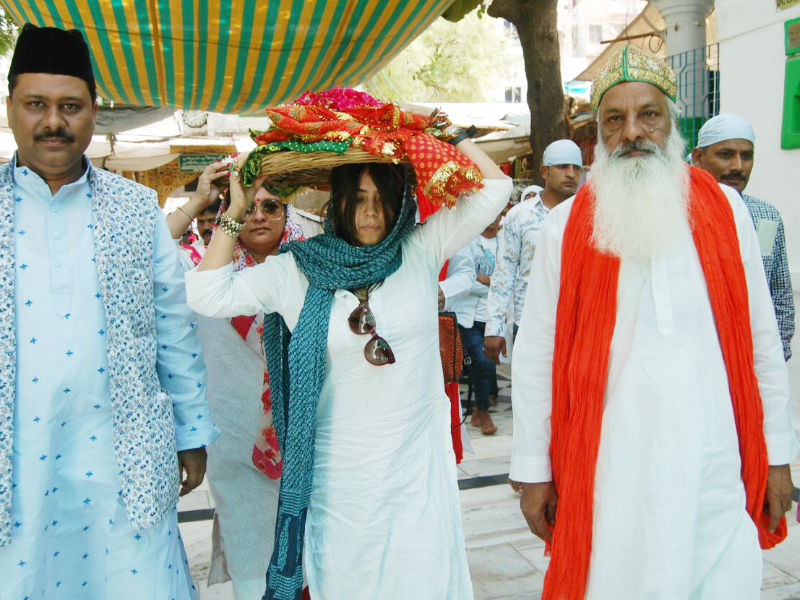 The pic showcases Ekta Kapoor making her way towards the Darga along with the priests. The filmmaker is seen carrying a religious thal which comprises of a Resham ki chaddar and flowers. Ekta Kapoor,Filmmaker Ekta Kapoor,Veere Di Wedding,Veere Di Wedding release,Veere Di Wedding full movie,Ekta Kapoor visits Ajmer Sharif Dargah,Ajmer Sharif Dargah,Veere Di Wedding pics,Veere Di Wedding images