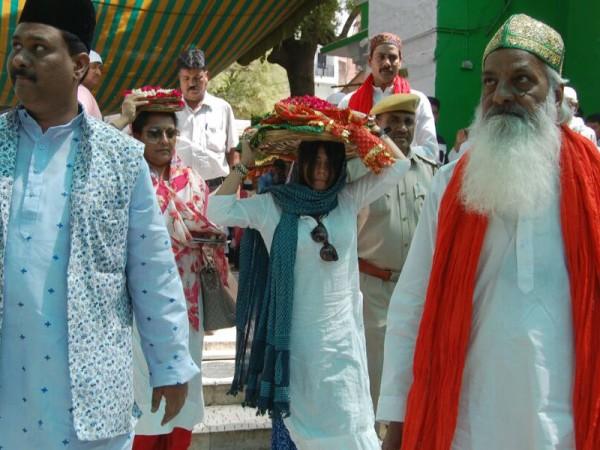 Ekta Kapoor visits Ajmer Sharif Dargah ahead of Veere Di Wedding's ...