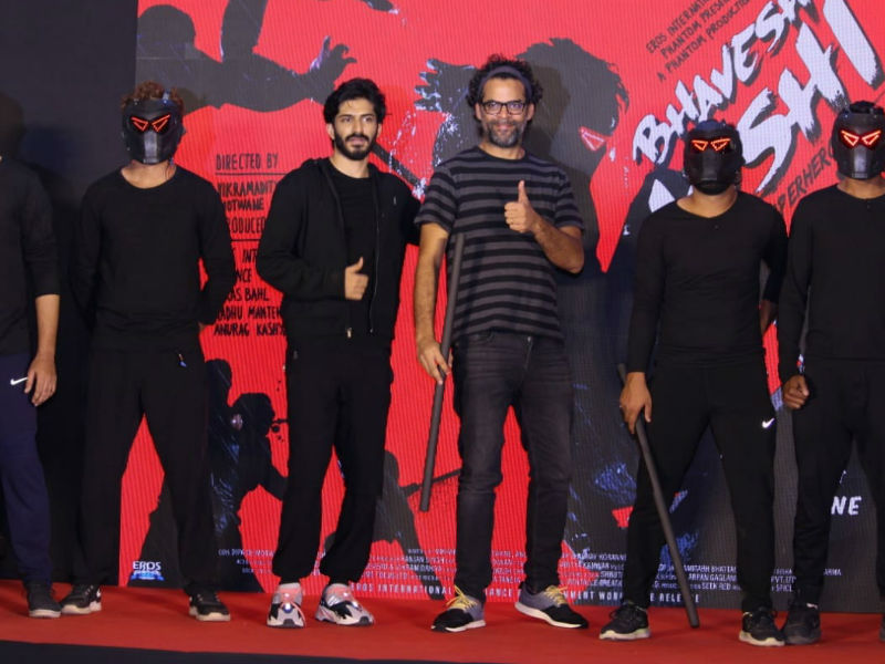Vikramaditya Motwane has kept the action of the movie real and to showcase that the makers did a small impromptu act in the mall today. Harshvardhan Kapoor,Bhavesh Joshi Superhero,Bhavesh Joshi Superhero stunts,Harshvardhan Kapoor pics,Harshvardhan Kapoor images,Bhavesh Joshi Superhero promotion