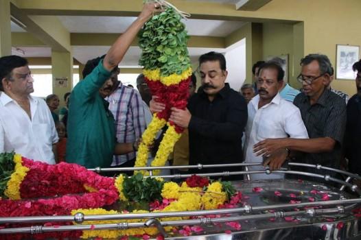 Legendary Film Director and Producer Muktha Srinivasan passed away at the age of 88 in Chennai. He worked with several notable actors including Sivaji Ganesan, Rajinikanth, Kamal Haasan and former Chief Minister Jayalalithaa. Ulaganayagan Kamal Haasan pays last respect to Veteran director and producer Muktha Srinivasan.