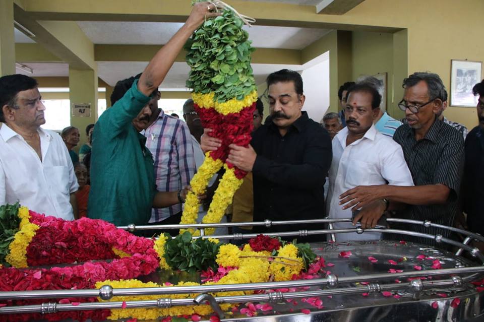 Legendary Film Director and Producer Muktha Srinivasan passed away at the age of 88 in Chennai. He worked with several notable actors including Sivaji Ganesan, Rajinikanth, Kamal Haasan and former Chief Minister Jayalalithaa. Ulaganayagan Kamal Haasan pays last respect to Veteran director and producer Muktha Srinivasan. Kamal Hassan,Vishal,Sivakumar,Veteran director Muktha Srinivasan,Muktha Srinivasan,Muktha Srinivasan passed away,Muktha Srinivasan died,Muktha Srinivasan death,Muktha Srinivasan funeral