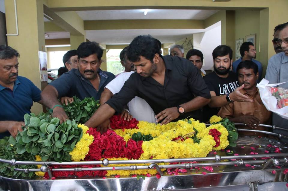 Vishal pays last respect to Veteran director and producer Muktha Srinivasan. Kamal Hassan,Vishal,Sivakumar,Veteran director Muktha Srinivasan,Muktha Srinivasan,Muktha Srinivasan passed away,Muktha Srinivasan died,Muktha Srinivasan death,Muktha Srinivasan funeral