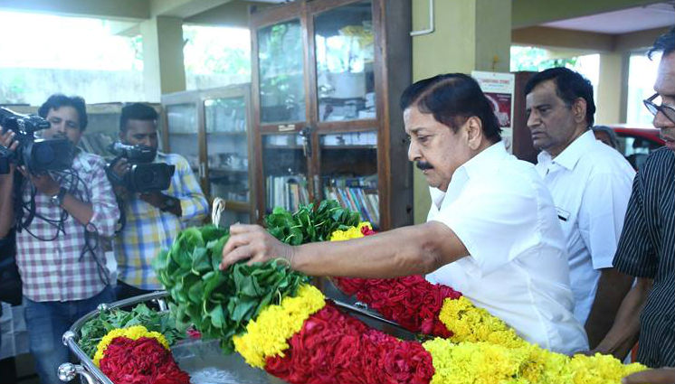 Sivakumar pays last respect to Veteran director and producer Muktha Srinivasan. Kamal Hassan,Vishal,Sivakumar,Veteran director Muktha Srinivasan,Muktha Srinivasan,Muktha Srinivasan passed away,Muktha Srinivasan died,Muktha Srinivasan death,Muktha Srinivasan funeral
