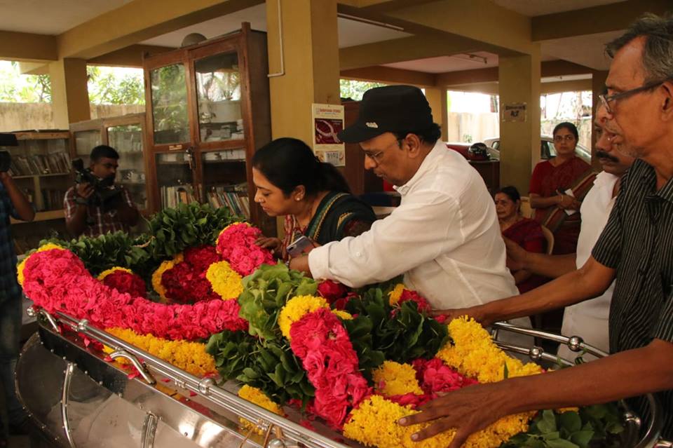 K. Bhagyaraj pays last respect to Veteran director and producer Muktha Srinivasan. Kamal Hassan,Vishal,Sivakumar,Veteran director Muktha Srinivasan,Muktha Srinivasan,Muktha Srinivasan passed away,Muktha Srinivasan died,Muktha Srinivasan death,Muktha Srinivasan funeral