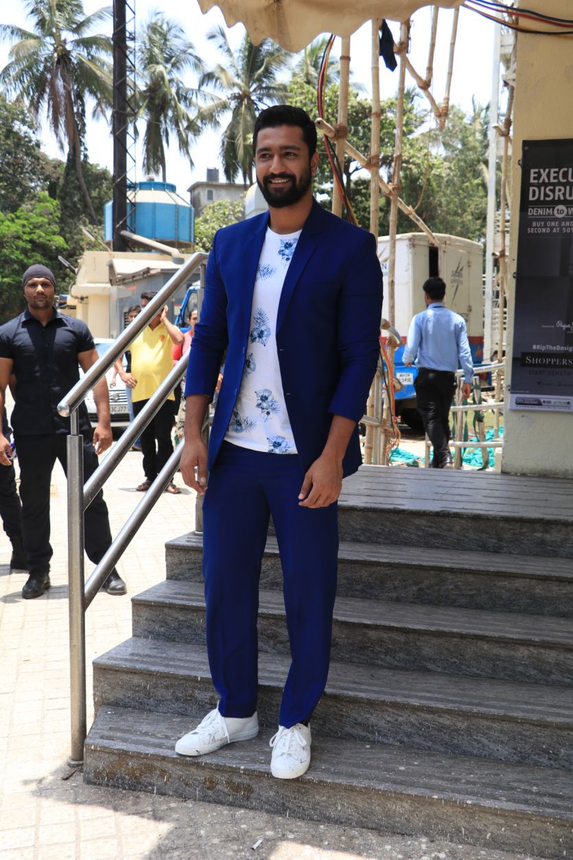 Vicky Kaushal gets clicked on his arrival at Sanju Trailer launch in Mumbai. Ranbir Kapoor,Sonam Kapoor,Dia Mirza,Vicky Kaushal,Paresh Rawal,Sanju Trailer launch,Sanju,Sanju Trailer,Sanju Trailer launch pics,Sanju Trailer launch images,Sanju Trailer launch photos,Sanju Trailer launch pictures,Manisha Koirala