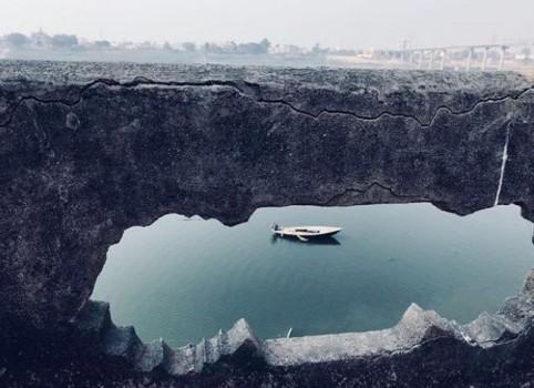 Hrithik Roshan who is currently shooting for his upcoming Super 30 has been treating his fans and followers with pictures from the sets. The actor has been making our heart skip a beat since the time he appeared on the silver screen. After his success in Kaabil, this Greek god is all set to appear next in Vikas Bahl-directed Super 30. This glamorous and versatile actor has been creating waves for his never seen before Bihari teacher avatar for his first ever biopic. With Super 30, Hrithik will be seen portraying the role of a mathematician who trains 30 meritorious students from the backward society for IIT entrance exam. Ever since the first look released the actor has been showered with praises for his look. With a beard and unkempt hair, the actor has perfectly got into the skin of the character.  Hrithik has been quite active on social media providing small glimpses of what the movie might hold. By uploading real shoot locations, Hrithik has been keeping his fans wanting for more.