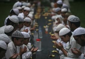 Ramadan 2018,Ramadan,happy Ramadan,Ramadan fasting,breaking their fast,people breaking their fast,Ramadan 2018 pics,Ramadan 2018 images,Ramadan 2018 stills,Ramadan 2018 pictures,iftar,ramadan iftar