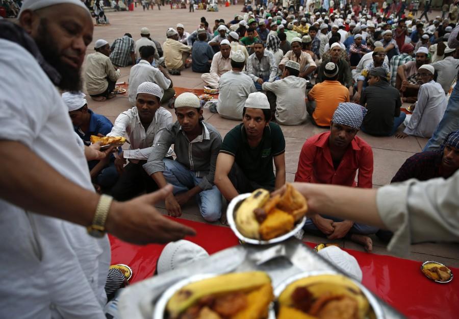 A Muslim man arranges plates before the Iftar (breaking of fast) meal on the first day of the holy month of Ramadan in India, at the Jama Masjid (Grand Mosque) in the old quarters of Delhi Ramadan 2018,Ramadan,happy Ramadan,Ramadan fasting,breaking their fast,people breaking their fast,Ramadan 2018 pics,Ramadan 2018 images,Ramadan 2018 stills,Ramadan 2018 pictures,iftar,ramadan iftar
