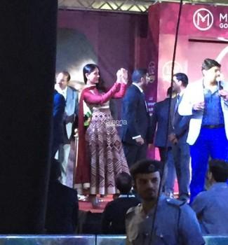Kareena Kapoor's Selfie at Malabar Showroom Launch