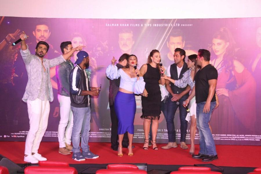 Post which the makers launched the theme song of the film Allah Duhai Hai where the whole cast of the film came to perform on the stage. Superstar Salman Khan sang few lines of the next song 'I Found Love' and 'Party On & On' along with Veera Sexena and gave a small glimpse of it. Salman Khan,Jacqueline Fernandez,Remo D'Souza,Ramesh Taurani,Bobby Deol,Daisy Shah,Saqib Saleem,Sreerama Chandra,Allah Duhai Hai song launch,Allah Duhai Hai,Allah Duhai Hai song launch pics,Race 3