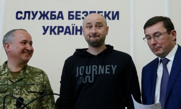 A dissident Russian journalist who was reported murdered in Kiev dramatically reappeared alive on Wednesday in the middle of a televised briefing about his own killing by the Ukrainian state security service. Russian journalist Arkady Babchenko (C), who was reported murdered in the Ukrainian capital on May 29, Ukrainian Prosecutor General Yuriy Lutsenko (R) and head of the state security service (SBU) Vasily Gritsak attend a news briefing in Kiev, Ukraine May 30, 2018.