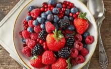 Berries: Regular intake of berries including strawberries and blueberries is a good way to lose weight. Berries have a dramatic effect on losing belly fat significantly over time. Moreover, berries can lower cholesterol and improve blood sugar and insulin levels.