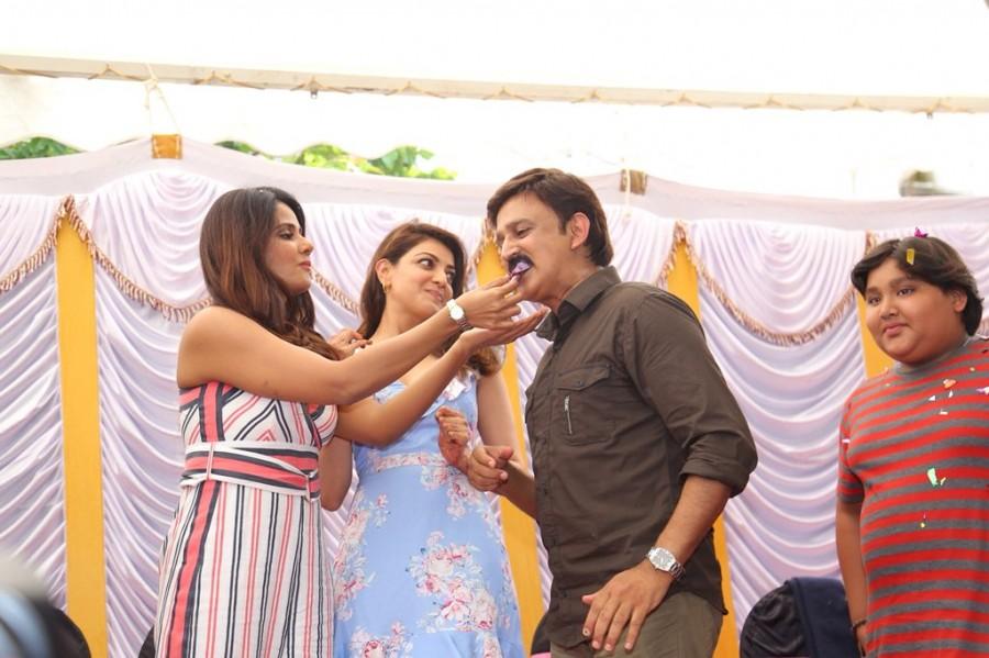 Actress Parul Yadav share a special moment at the birthday celebration. Kajal Aggarwal,Tamannaah Bhatia,Ramesh Aravind,Parul Yadav,Parul Yadav birthday,Parul Yadav birthday celebration,Parul Yadav birthday celebration pics,Parul Yadav birthday celebration images,Queen,Queen on the sets