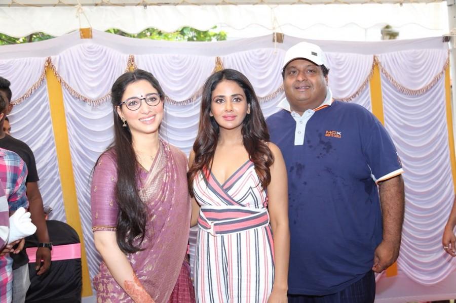 Parul Yadav poses with Tamannaah Bhatia. Kajal Aggarwal,Tamannaah Bhatia,Ramesh Aravind,Parul Yadav,Parul Yadav birthday,Parul Yadav birthday celebration,Parul Yadav birthday celebration pics,Parul Yadav birthday celebration images,Queen,Queen on the sets