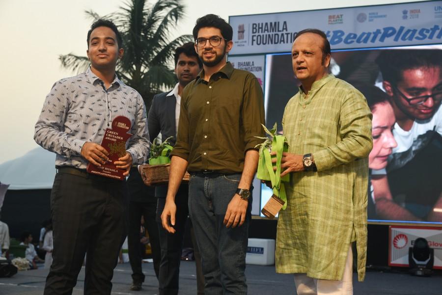 Veer Arora, Aaditya Thackeray and Asif Bhamla at Bhamla Foundation's World Environment Day celebrations at Carter Road. Asif Bhamla,Meraj Husain,Aaditya Thackeray,Siddhanth Kapoor,Daboo Malik,Shaan,Shiamak Davar,Armaan Malik,Rahul Kanal,philanthropist Dr Aneel Kashi Murarka