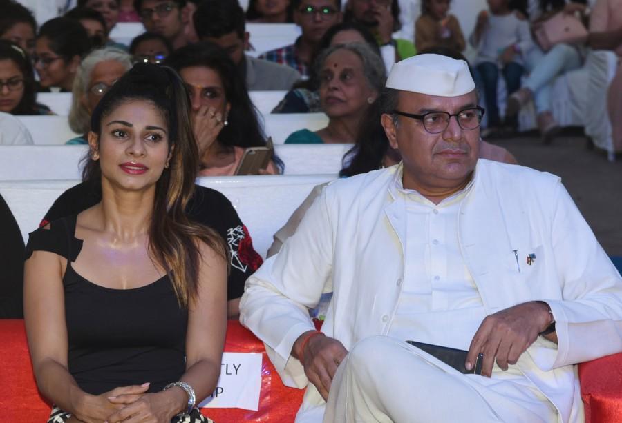 Tanisha Mukherjee and Ashok Kapoor at Bhamla Foundation's World Environment Day celebrations. Asif Bhamla,Meraj Husain,Aaditya Thackeray,Siddhanth Kapoor,Daboo Malik,Shaan,Shiamak Davar,Armaan Malik,Rahul Kanal,philanthropist Dr Aneel Kashi Murarka