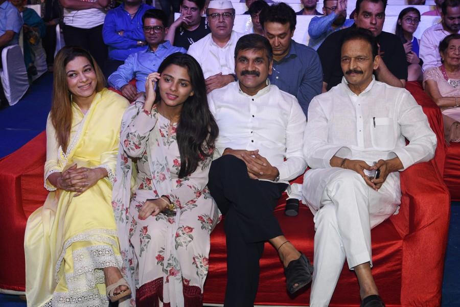 Sangeeta Ahir, Saher Bhamla, Sachin Ahir and Bhai Jagtap at Bhamla Foundation's World Environment Day celebrations at Carter Road. Asif Bhamla,Meraj Husain,Aaditya Thackeray,Siddhanth Kapoor,Daboo Malik,Shaan,Shiamak Davar,Armaan Malik,Rahul Kanal,philanthropist Dr Aneel Kashi Murarka