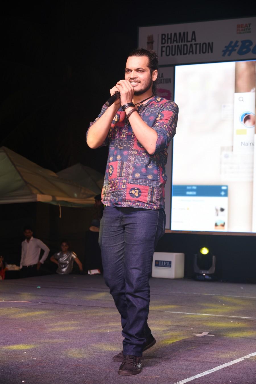Rahul Mishra performs at Bhamla Foundation's World Environment Day celebrations at Carter Road. Asif Bhamla,Meraj Husain,Aaditya Thackeray,Siddhanth Kapoor,Daboo Malik,Shaan,Shiamak Davar,Armaan Malik,Rahul Kanal,philanthropist Dr Aneel Kashi Murarka