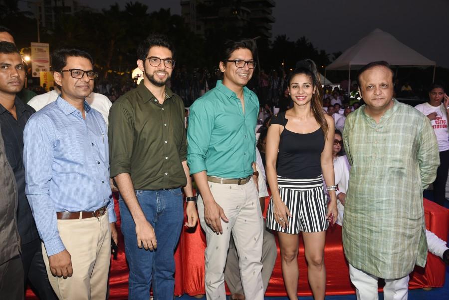 Basannt R Rasiwasia, Aaditya Thackeray, Shaan, Tanisha Mukherjee and Asif Bhamla at Bhamla Foundation's World Environment Day celebrations at Carter Road. Asif Bhamla,Meraj Husain,Aaditya Thackeray,Siddhanth Kapoor,Daboo Malik,Shaan,Shiamak Davar,Armaan Malik,Rahul Kanal,philanthropist Dr Aneel Kashi Murarka