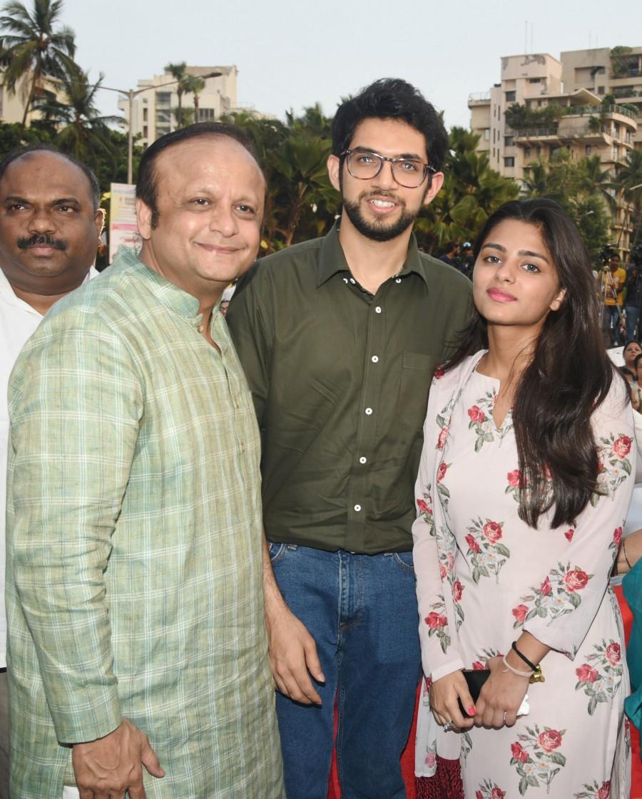 Asif Bhamla, Aaditya Thackeray and Saher Bhamla at Bhamla Foundation's World Environment Day celebrations at Carter Road. Asif Bhamla,Meraj Husain,Aaditya Thackeray,Siddhanth Kapoor,Daboo Malik,Shaan,Shiamak Davar,Armaan Malik,Rahul Kanal,philanthropist Dr Aneel Kashi Murarka