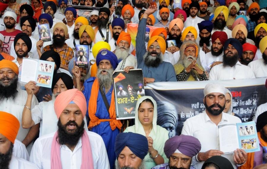 The incident took place just about 100 feet from the sanctum sanctorum 'Harmandir Sahib', the holiest of Sikh shrines located inside the Golden Temple complex. Operation Blue Star,Golden Temple,Amritsar,golden temple amritsar,Sikhs