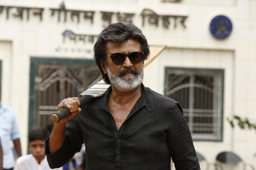 Kaala: Kya re, setting ah? Vengayin mavan othaila nikka. Dhillu iruntha mothama vangaila. (I have come alone. If you have guts, come at me all at once).
