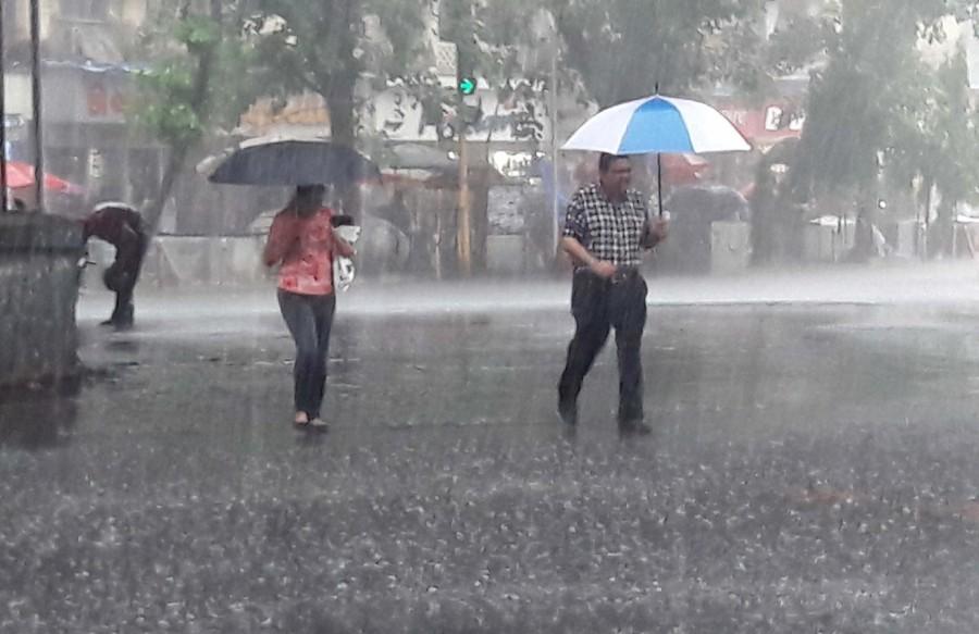 People shield themselves with umbrellas as rain lashes Mumbai on June 7, 2018. Heavy rain,Heavy rain in Mumbai,Mumbai heavy rain,Maharashtra