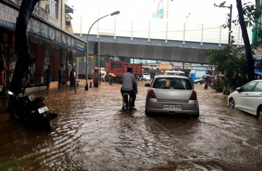 Heavy rain causes water-logging, traffic jam in Mumbai on June 7, 2018. Heavy rain,Heavy rain in Mumbai,Mumbai heavy rain,Maharashtra