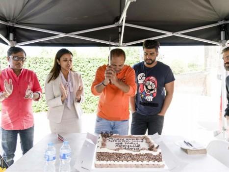 After 8 years, producer and director Vipul Amrutal Shah is set for his next directorial venture Namaste England starring Arjun Kapoor and Parineeti Chopra in lead roles. The director who is currently shooting in London had a working birthday as he had to wrap up their London schedule on time. However, the cast and crew have planned dual celebrations to mark the director’s 51st birthday and also the wrap-up schedule for the actors. The production department have also coordinated with Vipul’s family and wife Shefali Shah to join them for dual celebrations who have flown down from various parts of the world. The production unit had an early morning shoot today and the UK crew working on the film had also planned a surprise from their end for the Vipul Amrutal Shah.
