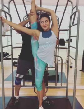 Jacqueline Fernandez, who is known to be a fitness enthusiast took to her Instagram sharing a 180 Degree split workout video. Sharing a sneak peek into her workout regime, Jacqueline is seen acing the 180-degree leg split exertion which was a part of her prep for Race 3.  With one leg almost completely vertical in the air, the actress manages to make it look effortless as she holds a smile through the whole process. The actress is all set to treat the audience with her never seen before action avatar in Race 3.