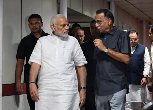 Prime Minister Narendra Modi visited former Prime Minister Atal Bihari Vajpayee at AIIMS today. The Prime Minister interacted with family members of Vajpayee. He also spoke to doctors and inquired about the health of Vajpayee. Modi was at AIIMS for about 50 minutes,