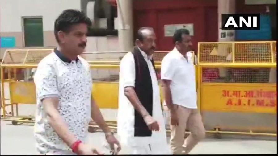 Marumalarchi Dravida Munnetra Kazhagam (MDMK) founder and general secretary Vaiko arrived at All India Institute of Medical Sciences (AIIMS) to meet former PM Atal Bihari Vajpayee who is undergoing treatment for urinary tract infection there. Narendra Modi,Deve Gowda,Mohan Bhagwat,Vaiko,Rajnath Singh,former PM,Atal Bihari Vajpayee,Atal Bihari Vajpayee in AIIMS