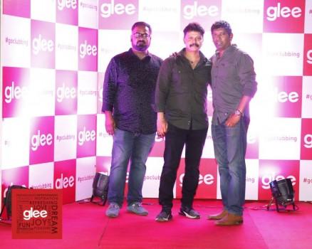 The streets of the Greams road were busy with cars, many party bees, socialites were seen heading towards the launch party of GLEE. Glee is a recently launched Restobar in town that offers the perfect spot for hangout enthusiasts. Glee has a vibrant and engaging mood for party freaks. Its gratifying ambience with varieties of tungsten filaments and lamps that are dimly lit adds on to its sleek interior décor. This 3500sq.ft restobar is managed by Santha Kumar and Hari Arumugan, the two savvy professionals in the hospitality business.