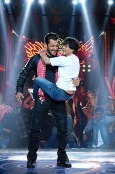 Giving a glimpse of the much talked about and eagerly awaited cameo of Salman Khan in Shah Rukh Khan's Zero, makers of the Aanand L Rai directorial have shared an interesting teaser of the film featuring both the superstars. This teaser features the special song starring the two. The brilliant camaraderie between Shah Rukh and Salman serves to be one of the highlights of the much-awaited film. Adding to the festive celebration, the teaser will be attached to the Salman Khan starrer Eid release Race 3, proving to be a double bonanza for the audiences.
