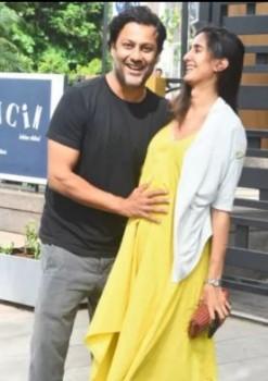 Director Abhishek Kapoor recently took a day off from his grueling schedule of Kedarnath and took his pregnant wife Pragya Kapoor on a lunch date. Pragya who is pregnant with her second baby wore a yellow colored lose dress, while Abhishek kept his look very casual in t-shirt and jeans for their Lunch date. Just last month, Abhishek announced that he and his wife Pragya were expecting their second baby. The two took to social media to announce the news of Baby No 2. Pragya uploaded the picture with the caption, 