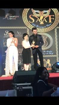 Versatile anchor-turned-Bollywood actor – Maniesh Paul is a dynamite when he takes over as a host and his flair as an emcee for any event is simply unprecedented. The man can effortlessly charm the audience with his affable and witty on-stage presence. And now the super talented host has proved that he is not only the Sultan of stage in India but also Asia. Maniesh Paul, who has impressed every time he has set foot on-stage, has been recently honoured by the SAAF Awards at the 12th Sarjan Annual Award Function, in the presence of top officials from the Hongkong government. The multifaceted anchor and actor walked away with the Best Host in Asia award at the SAAF Awards 2018.